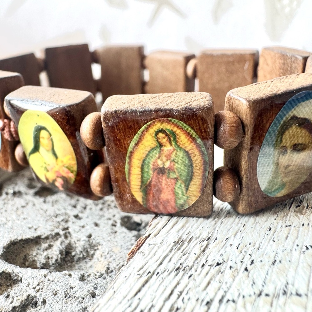 Wooden Religious Stretch Bracelet - Easter Christmas Vintage look Bible NWT